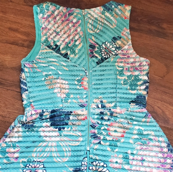 Like NEW NY&Co 7th Ave Design Studio Aqua Floral Peplum Top Back Zip Sz M - Picture 9 of 10